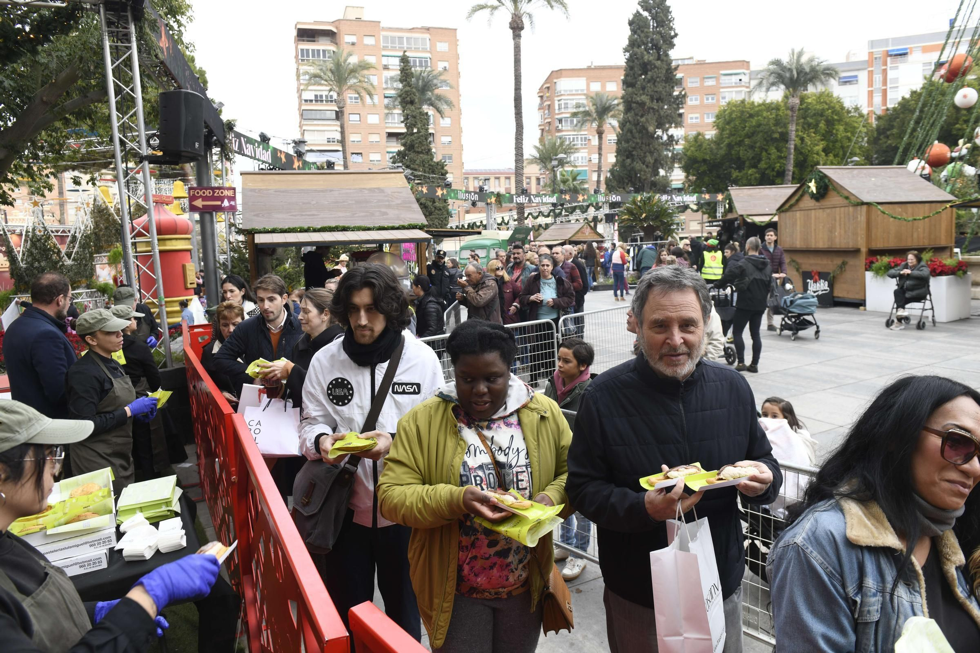 Reparto de pasteles de carne y marineras en la Plaza Circular de Murcia