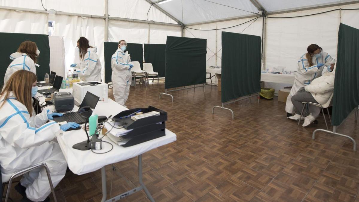 Professionals de la carpa instal·lada a Manresa, una de les quals està fent un test d’antígens | MIREIA ARSO