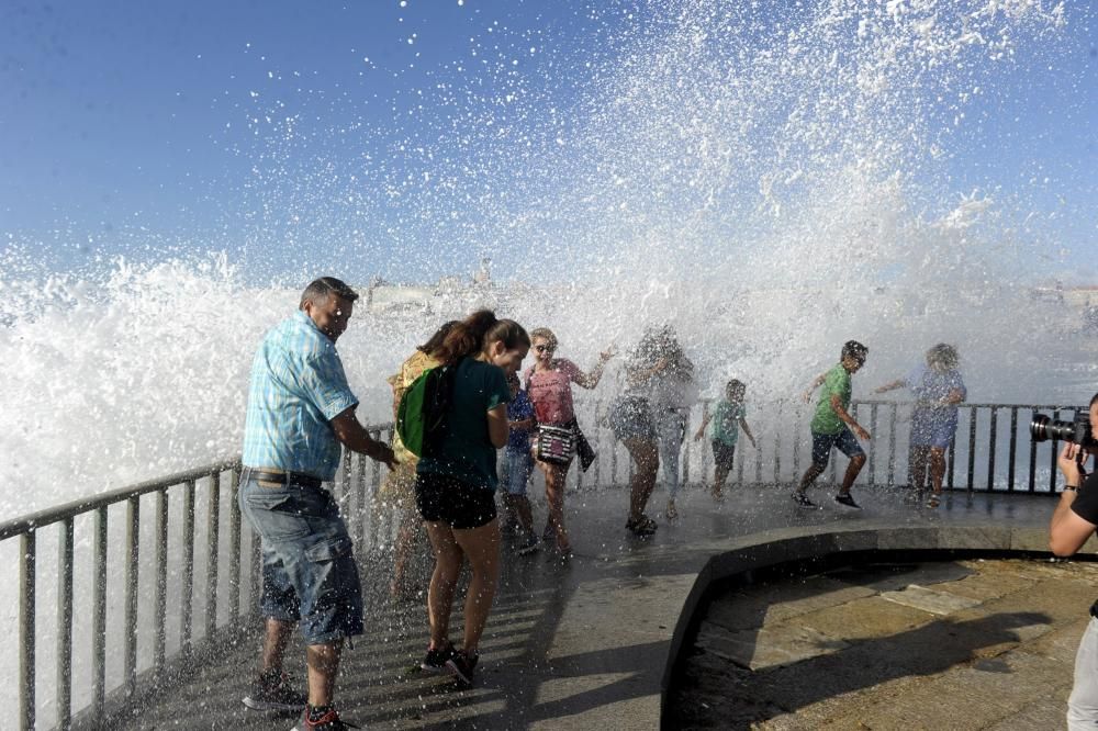 Desalojo de las playas de Riazor y Orzán