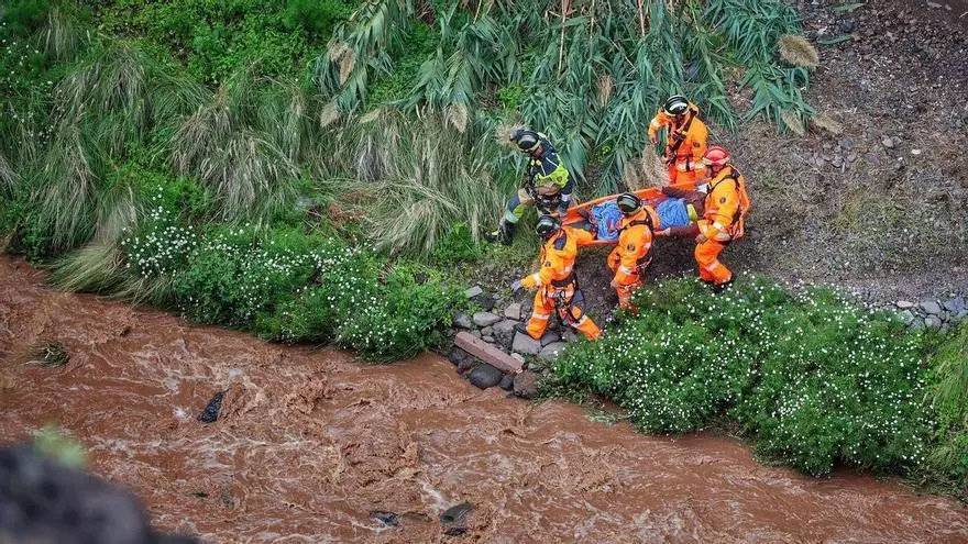 Rescate de varias personas atrapadas en el barranco de Santos