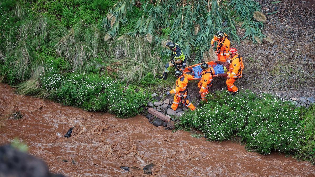 Rescate de varias personas atrapadas en el barranco de Santos