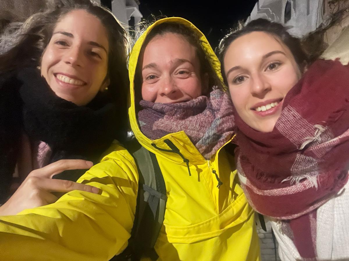 La oscense Nuria Mallada junto a sus amigas en Marrakech.