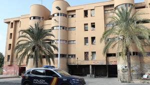 Un coche de la Policía Nacional, en el barrio de Los Palmerales de Elche, en una imagen de archivo.