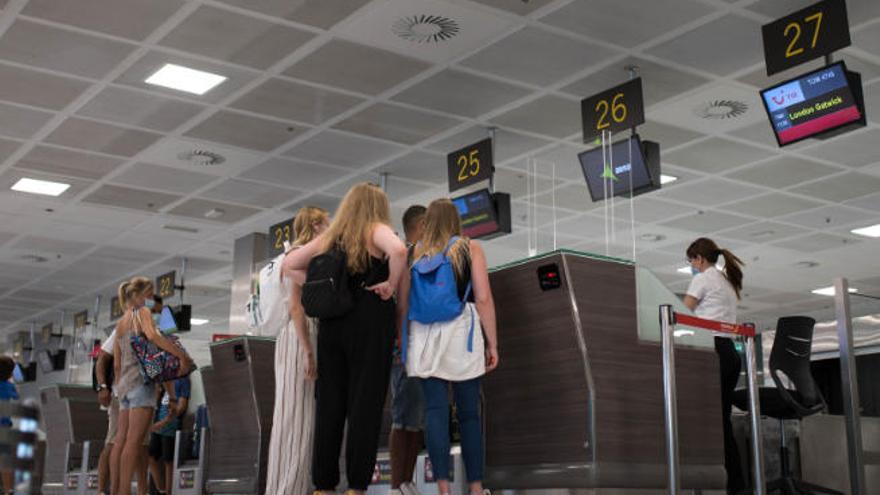 Turistas en el aeropuerto de Tenerife Sur.