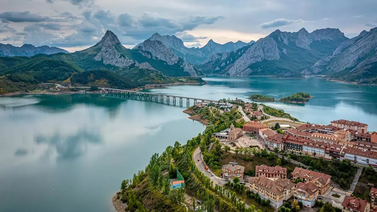 Parece Noruega pero es España: el impresionante fiordo que podrás ver en León