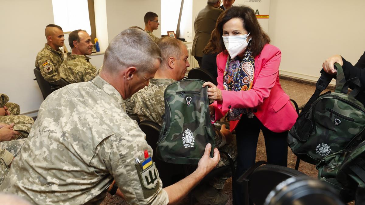 Robles mantiene un encuentro con militares ucranianos en la base aérea de Zaragoza