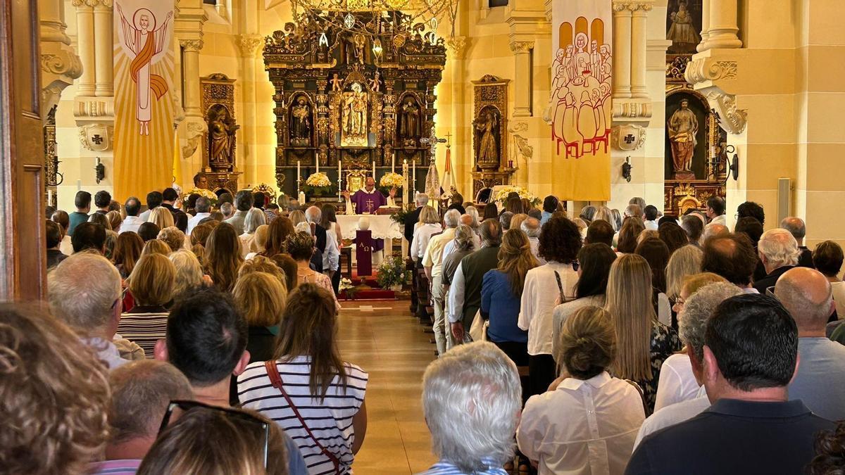 Un instante del funeral de Manuel Menéndez en la iglesia de Salinas.