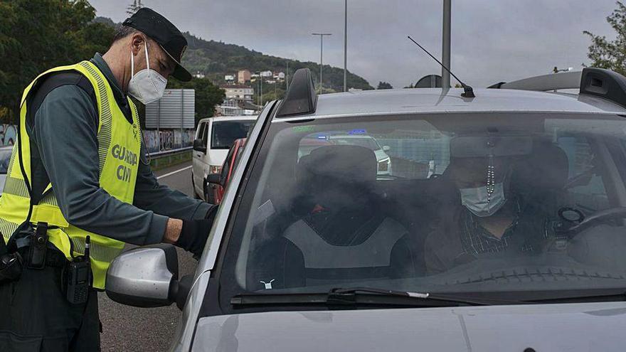 Un agente comprueba el justificante de un conductor.