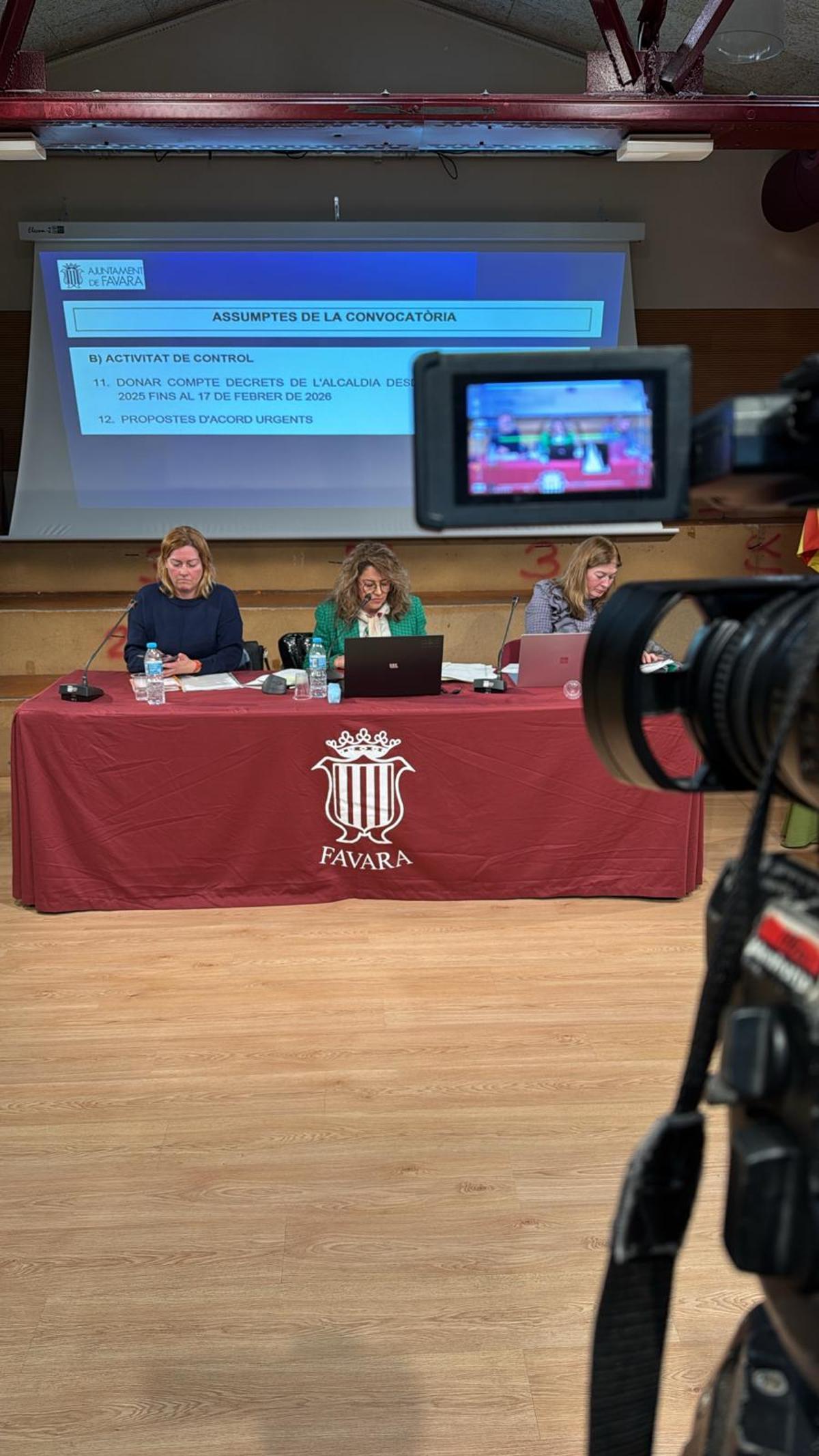 La alcaldesa de Favara, Pilar Sala, en el centro, en el pleno del lunes.