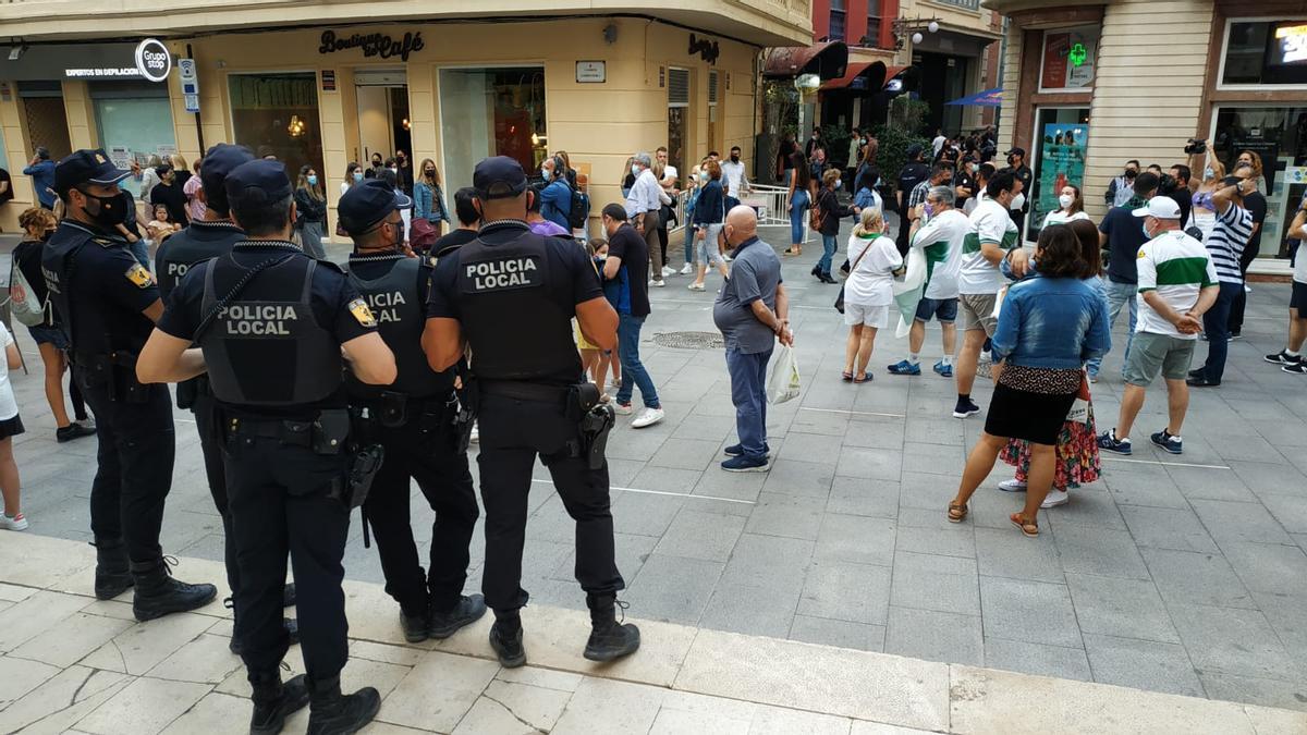 Los aficionados del Elche celebran la permanencia en Primera