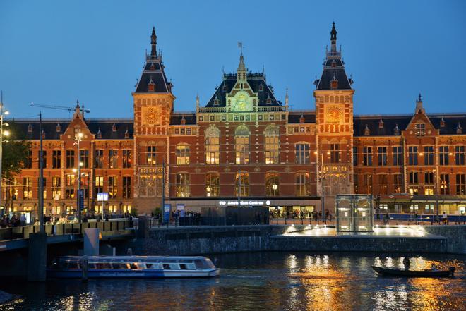 La de Ámsterdam es una de las estaciones de tren más bonitas de Europa