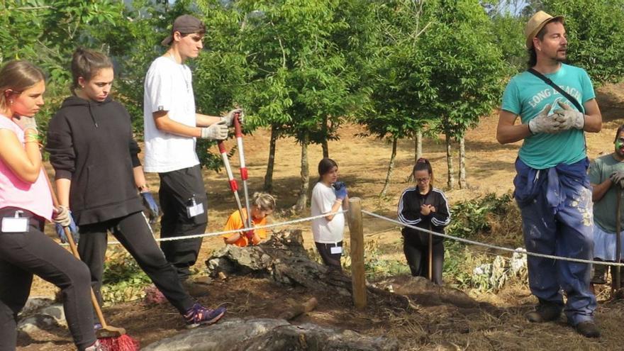 Mozos e mozas que participaron o pasado verán no campamento de voluntariado do Castro de Montes Claros, na Laracha / xunta de galicia