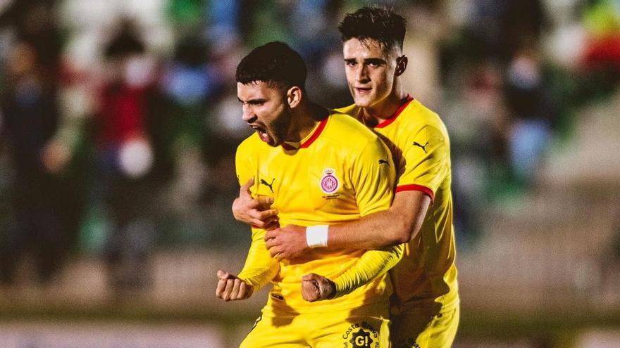 Bustos crida d&#039;eufòria mentre rep la felicitació de Pau Víctor després de marcar un gol a la Gimnástica Segoviana en partit de Copa del Rei