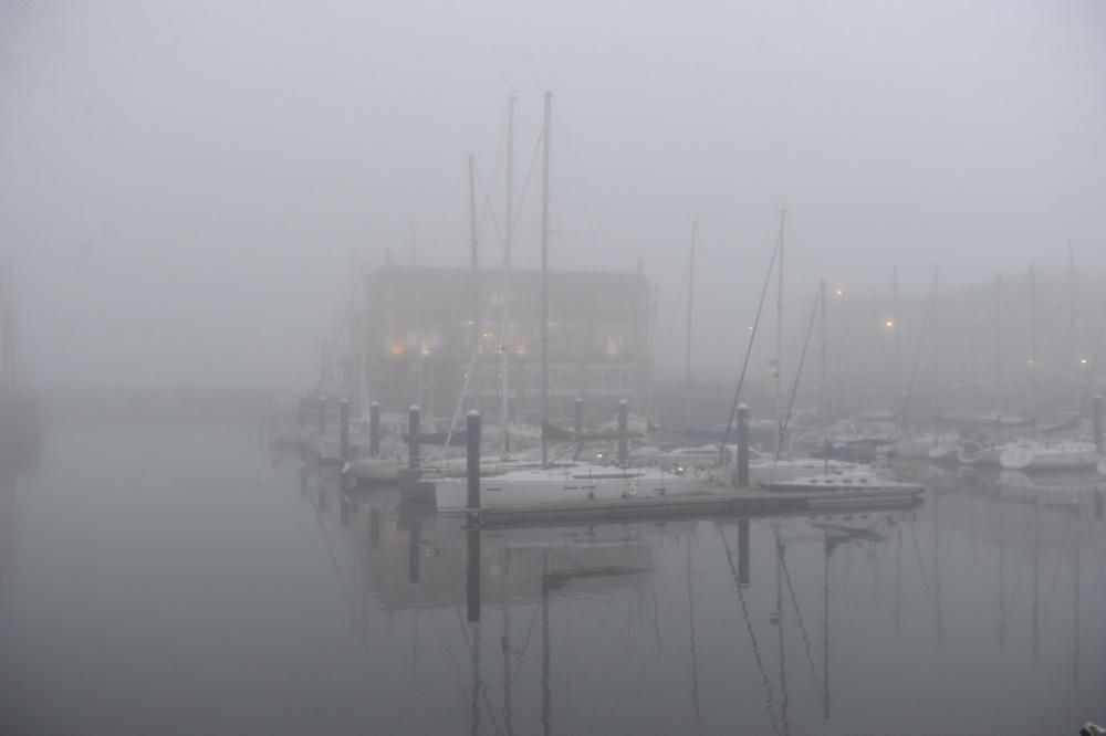 La niebla cubre, un día más, la ciudad de A Coruña