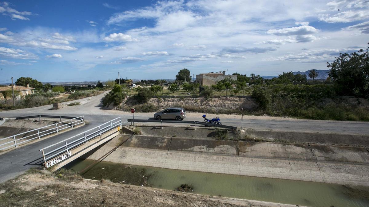 El canal del postrasvase de Riegos de Levante Margen izquierda a su paso por Crevillent.