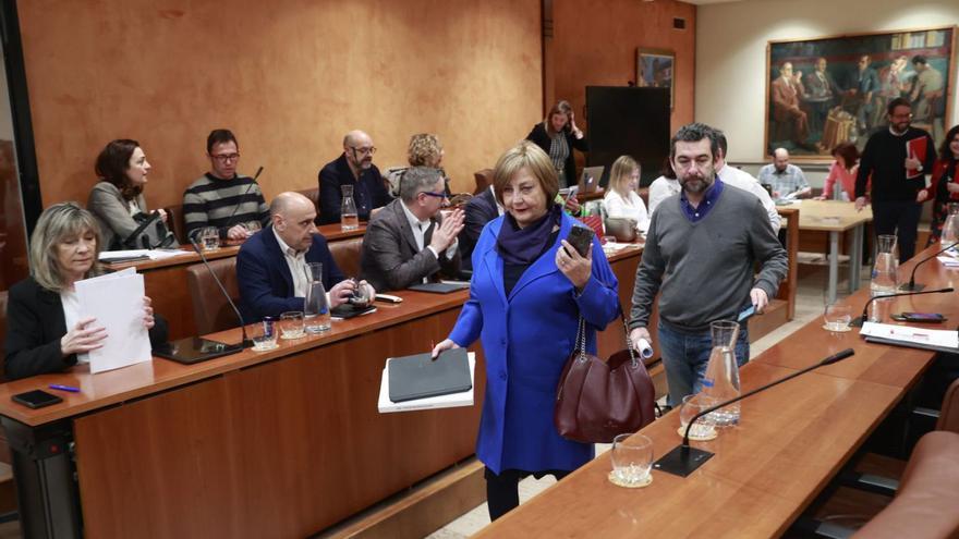 Esther Llamazares, a la izquierda, con los ediles del PP y Vox al fondo, y la alcaldesa y Manuel Campa llegando al salón de plenos. | Miki López