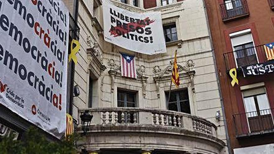 L&#039;estelada, els llaços grocs i la pancarta al balcó consistorial