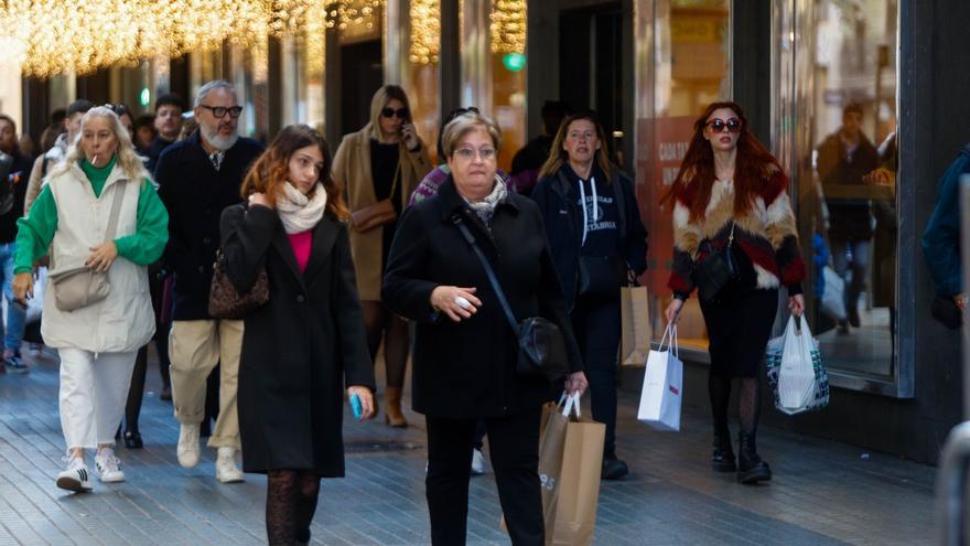 Las compras navideñas llenan los comercios del centro de València