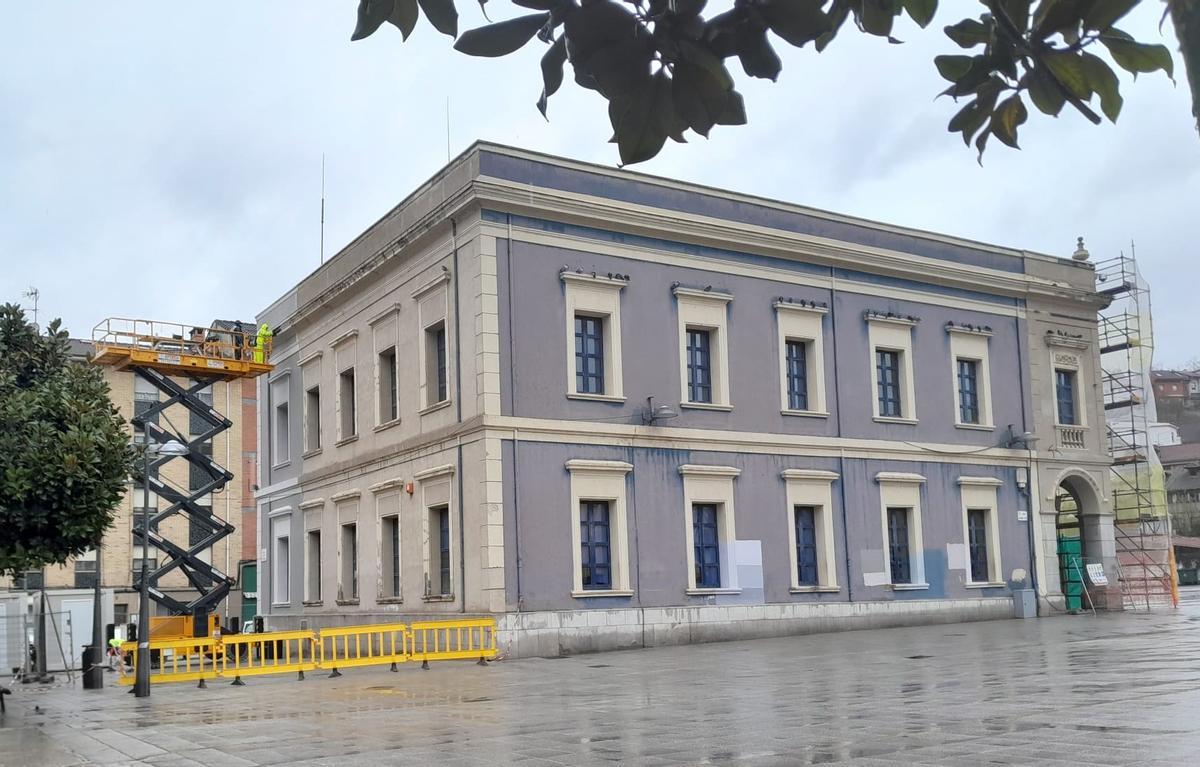 Los tres colores en los que está ahora el Ayuntamiento: a la izquierda el gris definitivo, el centro tras quitar la pintura antigua y a la derecha, el azul (ya descolorido) con el que estuvo los úlitmos 25 años.