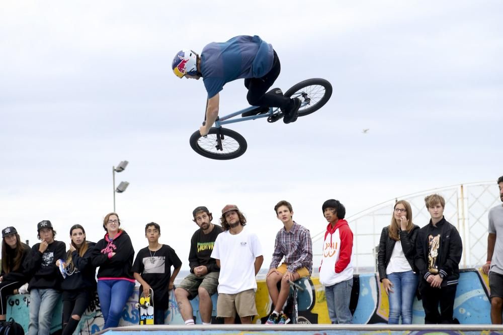 Espectáculo de BMX en el skatepark de Cimadevilla