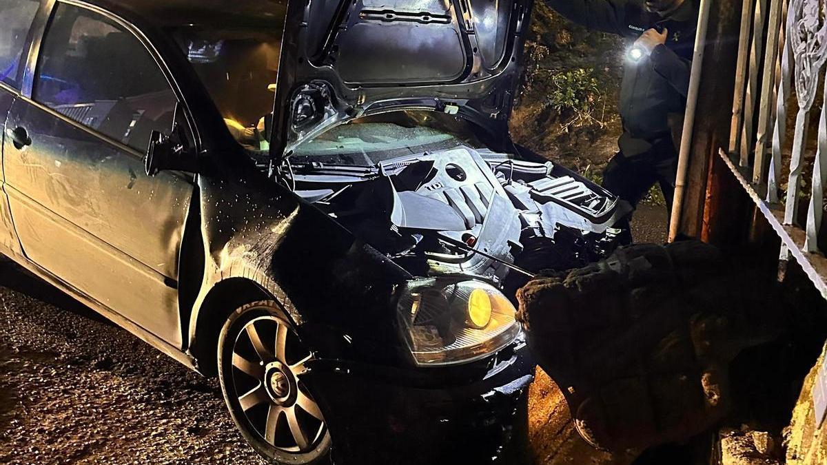 Estado en el que quedó el vehículo accidentado en Cangas.