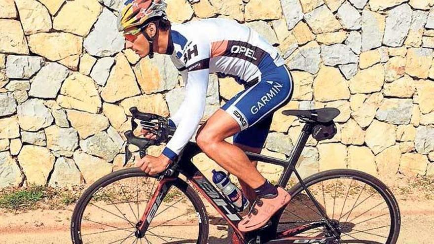 Mario Mola entrenando con la bicicleta ayer en Mallorca.