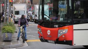 Bicis al carril bus: Barcelona permet al ciclista el que va vetar a les motos perquè era perillós