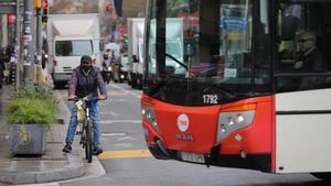 Bicis al carril bus: Barcelona permet al ciclista el que va vetar a les motos perquè era perillós