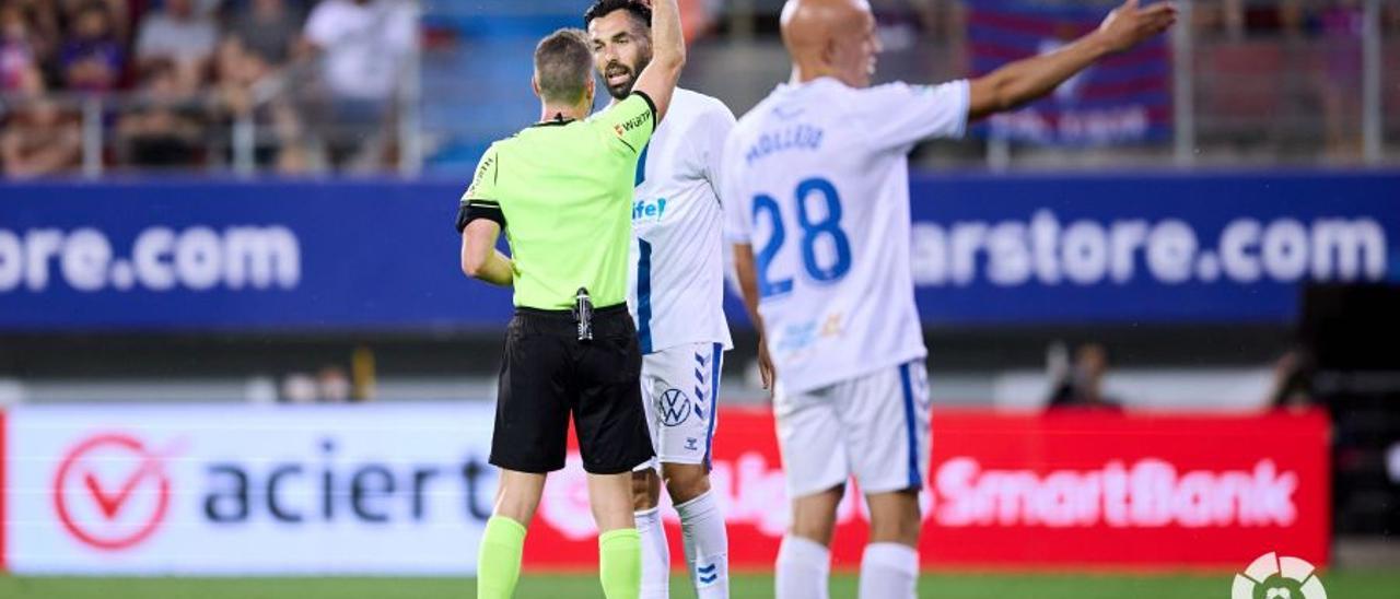 Enric Gallego, amonestado en el último Eibar-Tenerife.