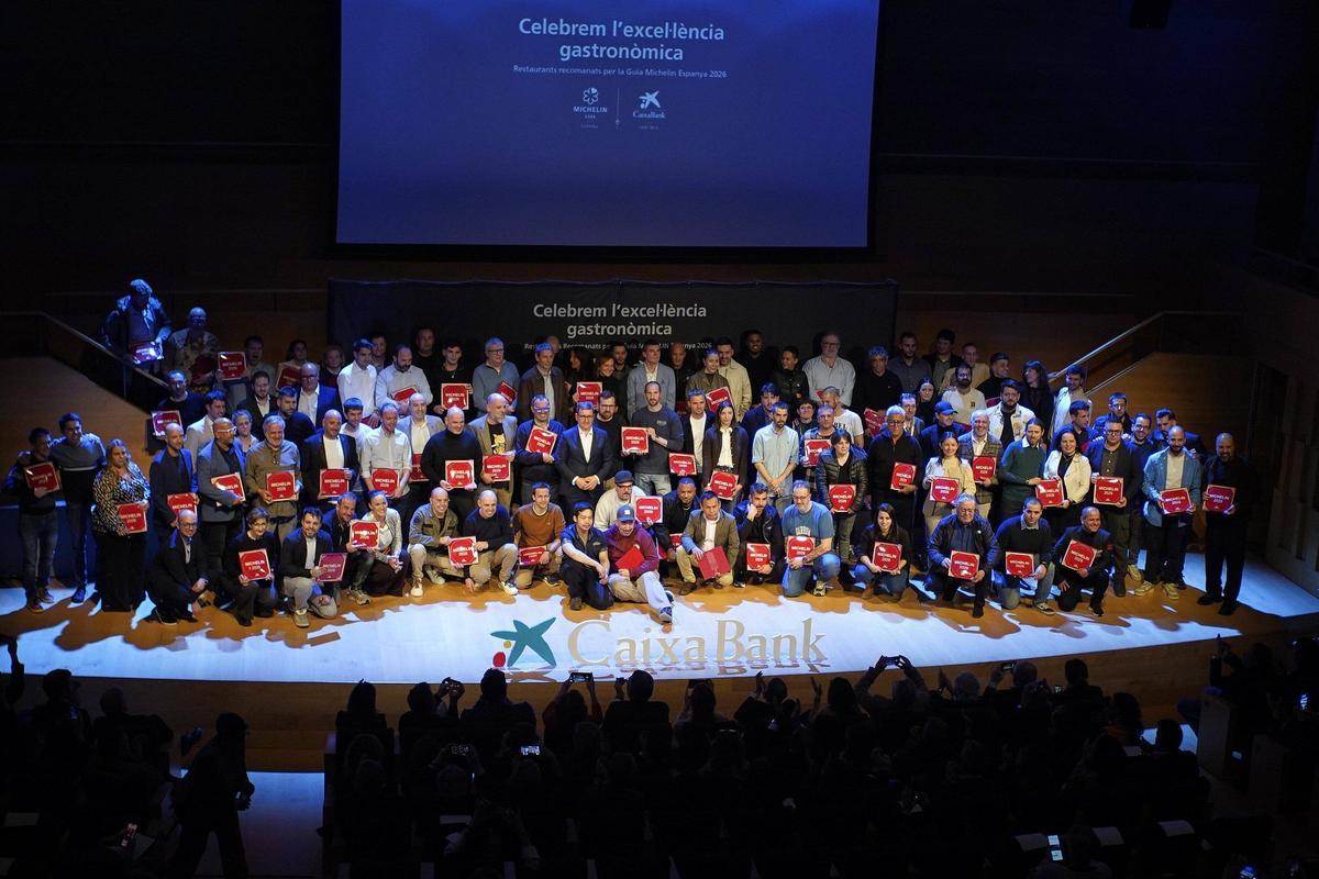Foto de grup dels representants de tots els restaurants catalans i d'Andorra que han rebut la placa de Michelin.