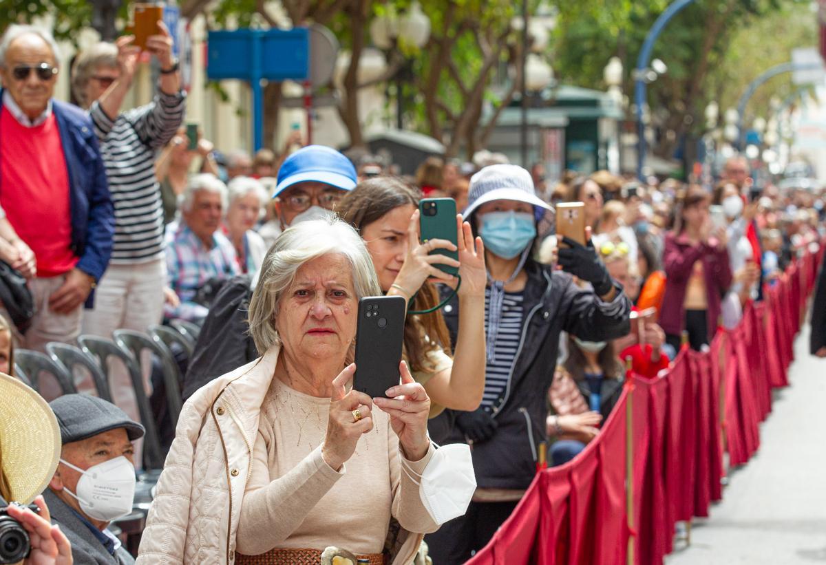 La procesión de la Sentencia recorre las calles en el Viernes Santo en Alicante