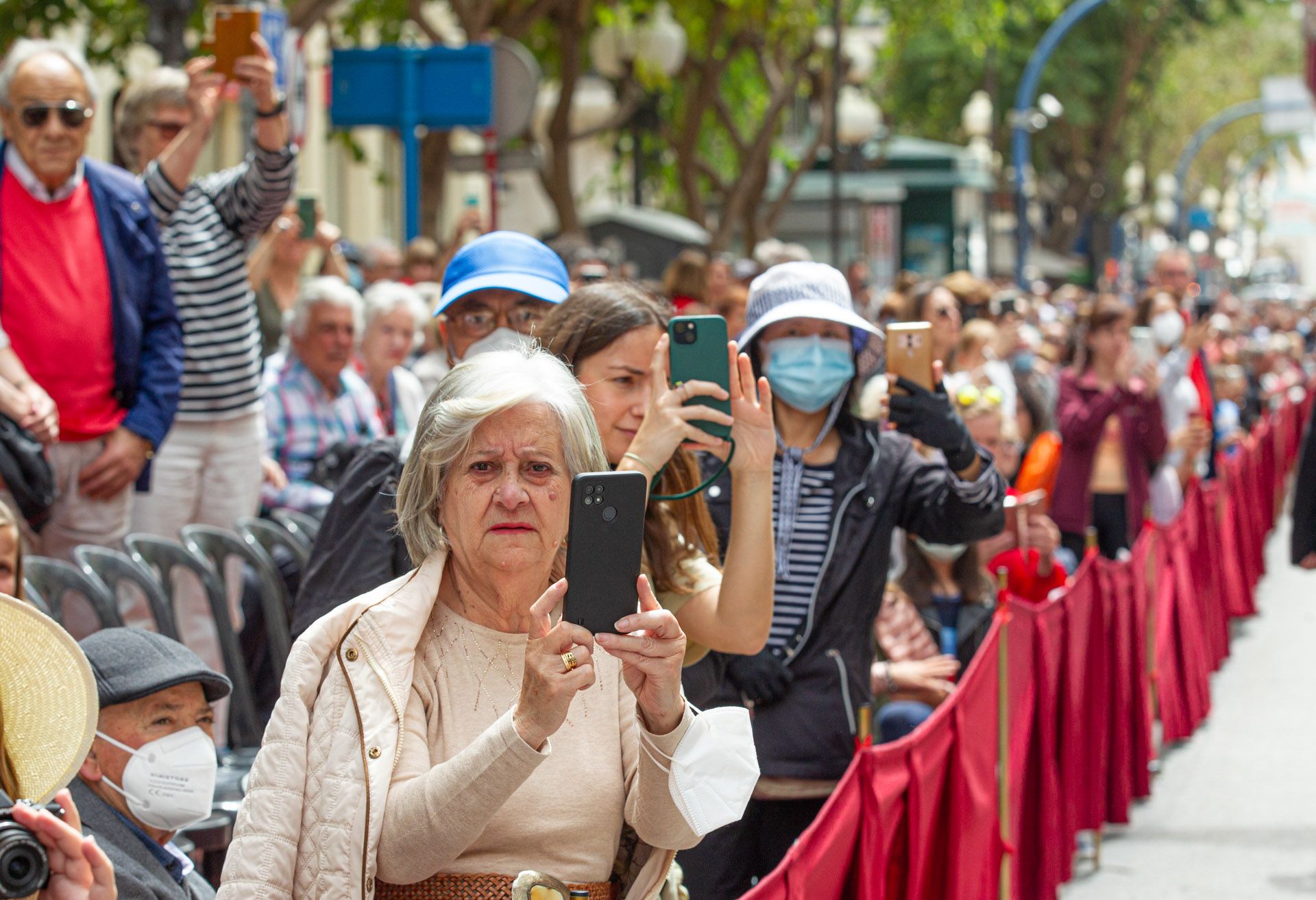 La procesión de la Sentencia recorre las calles en el Viernes Santo en Alicante