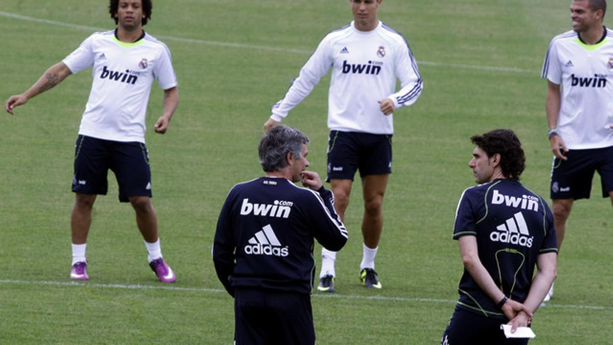 Mourinho (izquierda) y Karanka, ante Marcelo, Cristiano Ronaldo y Pepe, en el entrenamiento del Madrid.