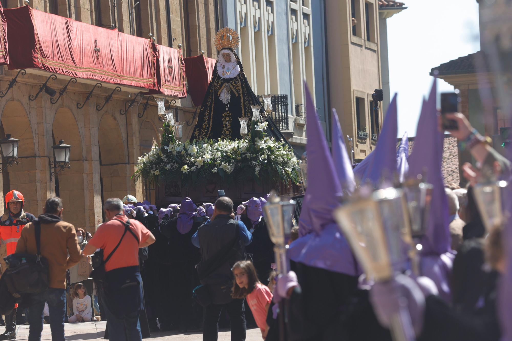 EN IMÁGENES: Así fue la procesión de la Soledad en la Semana Santa de Oviedo