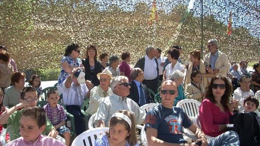 Vecinos de Peleas de Arriba durante la celebración de la festividad.