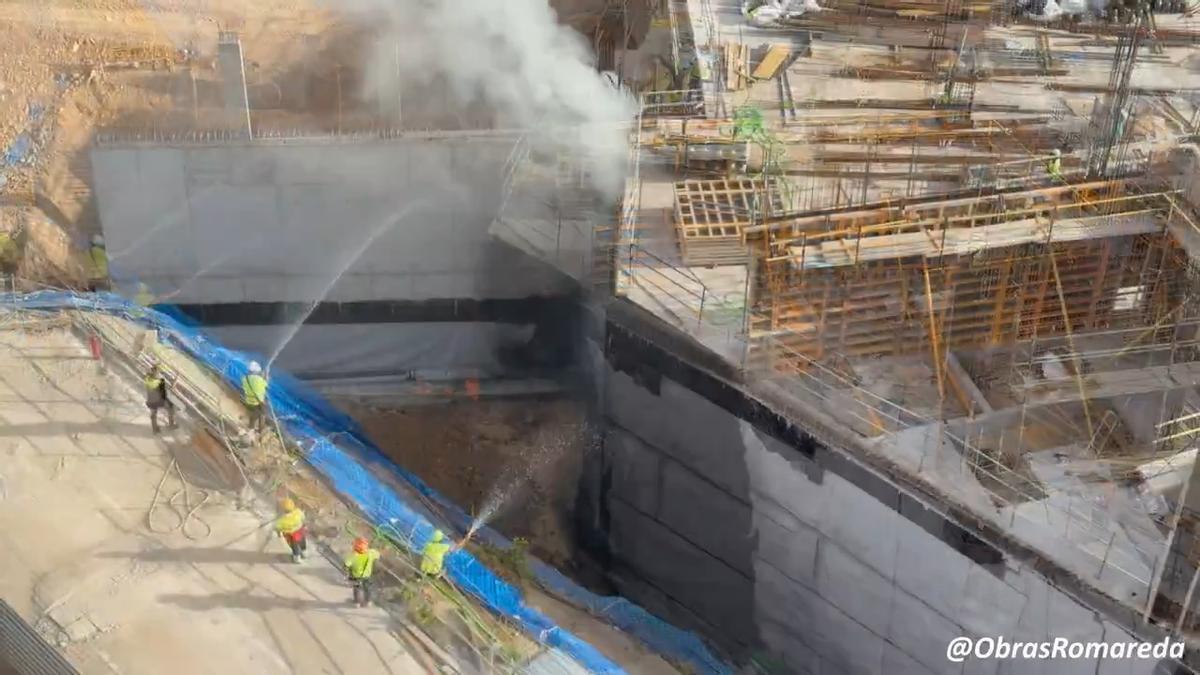 Vídeo | Una aparatoso incendio en las obras de La Romareda sobresalta a los vecinos de Zaragoza