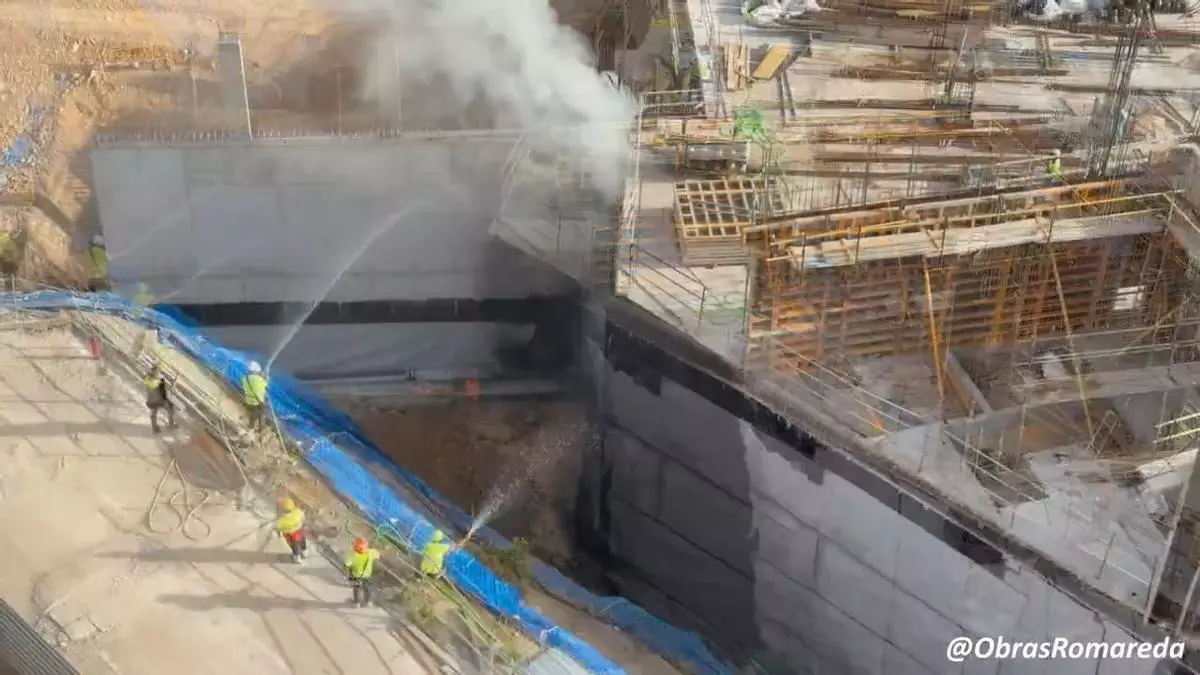 Un aparatoso incendio en las obras de la nueva Romareda sobresalta a los vecinos de Zaragoza