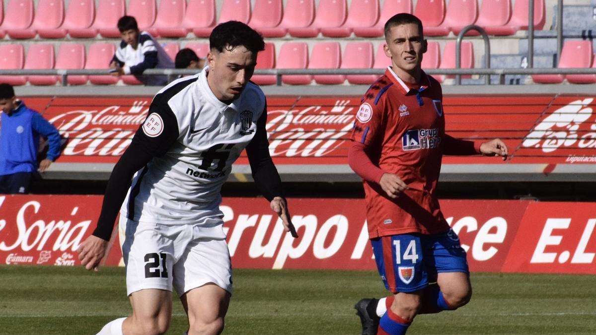 Jorquera conduce el balón durante el encuentro disputado en Soria.