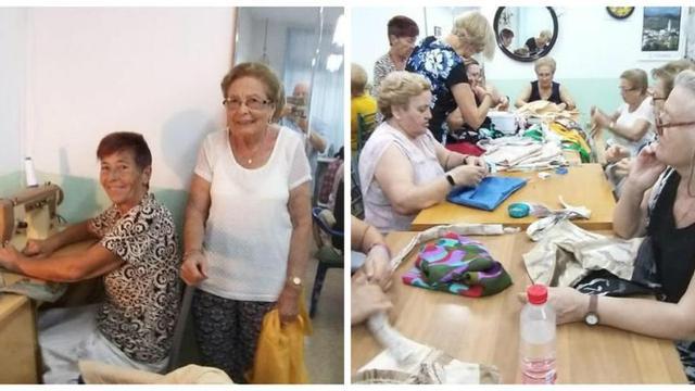 Las vecinas de Font de Sant Lluis durante la confección de las bolsas de tela.