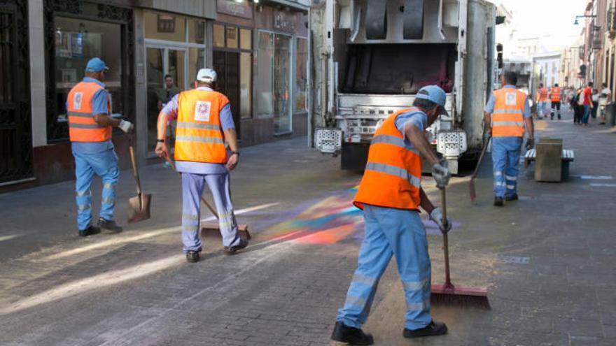 El operativo de limpieza, durante las labores del pasado domingo.