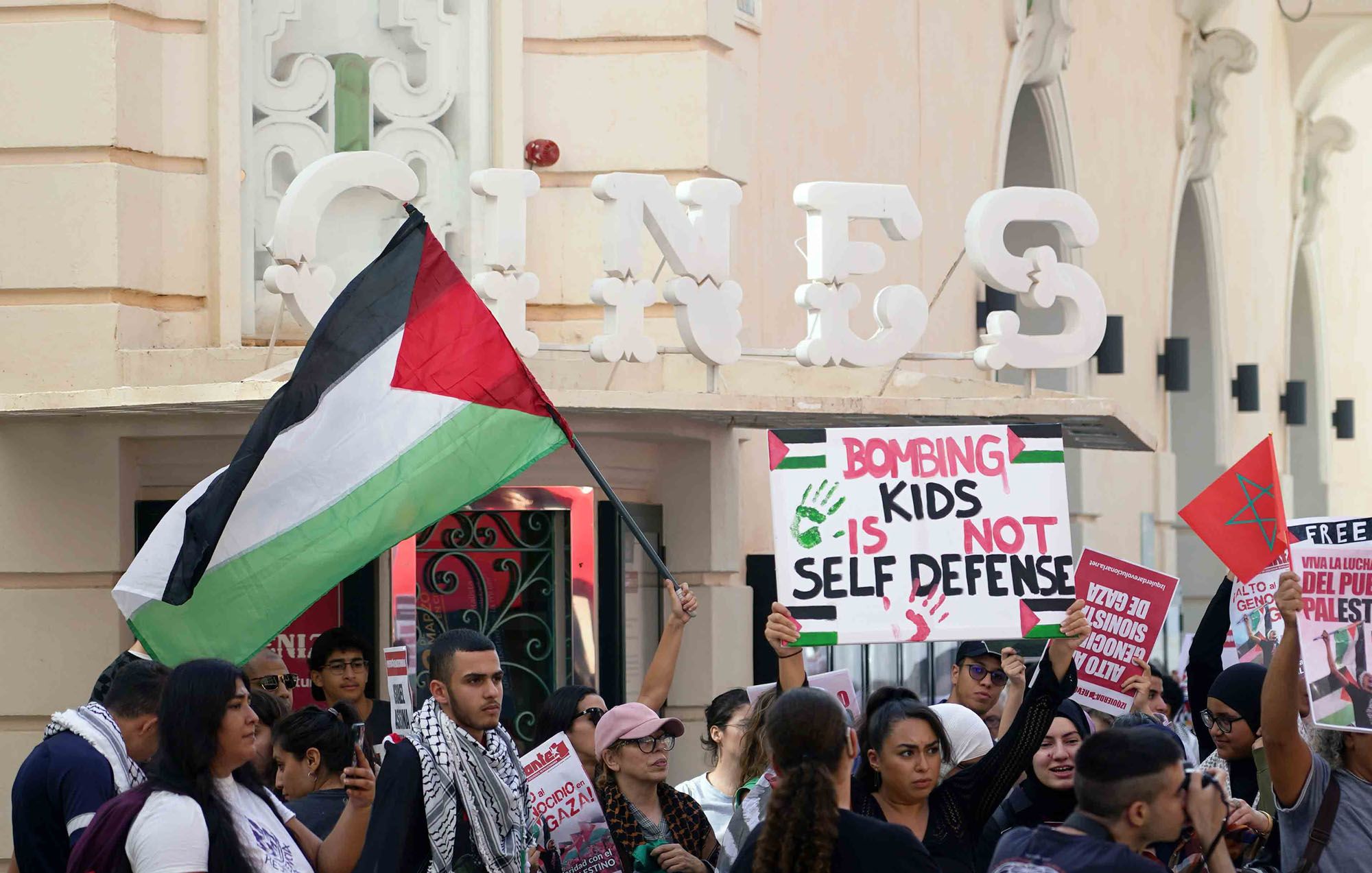 Cientos de estudiantes se manifiestan por las calles de Málaga en solidaridad con el pueblo palestino.