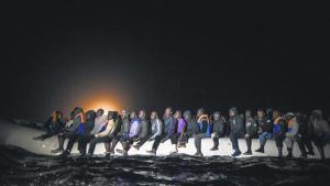 Refugiados que tratan de llegar a Europa en una balsa, cerca de la costa de Libia.