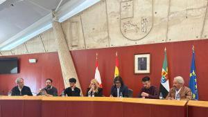 Los tres hijos y el viudo de Francisca Cadenas, junto a su abogada, Paco Lobatón y el alcalde de Villafranca de los Barros, este lunes.