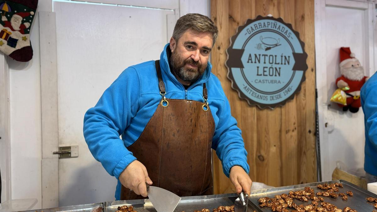 Antolín León en su puesto de garrapiñadas del mercado navideño de San Francisco