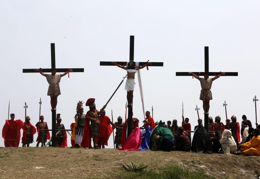 Un ciudadano filipino se  crucificó hoy por trigésimo año consecutivo en la localidad de San Pedro  Cutud, al norte de Manila, para revivir la Pasión de Cristo tal y como  aparece en la tradición cristiana.