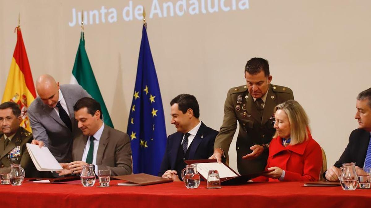 Firma del convenio económico en Córdoba para la base logística del Ejército de Tierra.