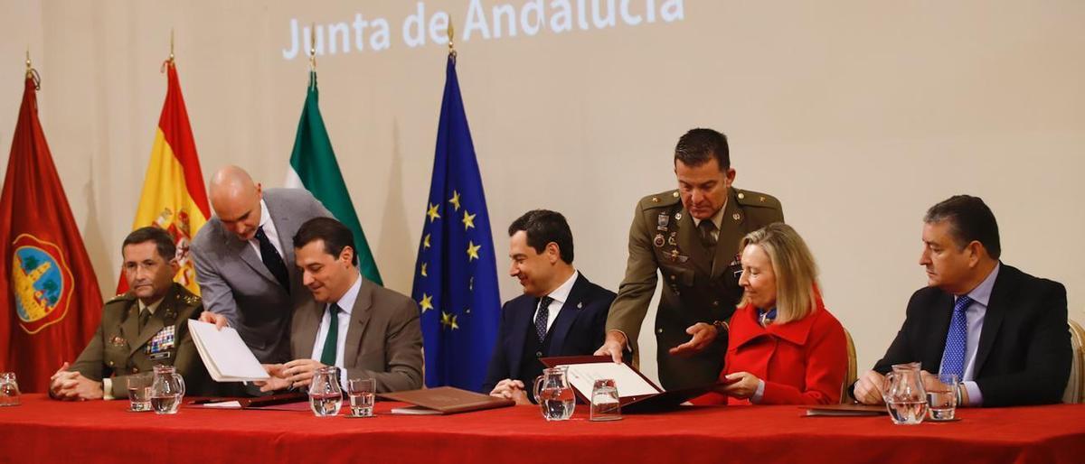 Firma del convenio económico en Córdoba para la base logística del Ejército de Tierra.