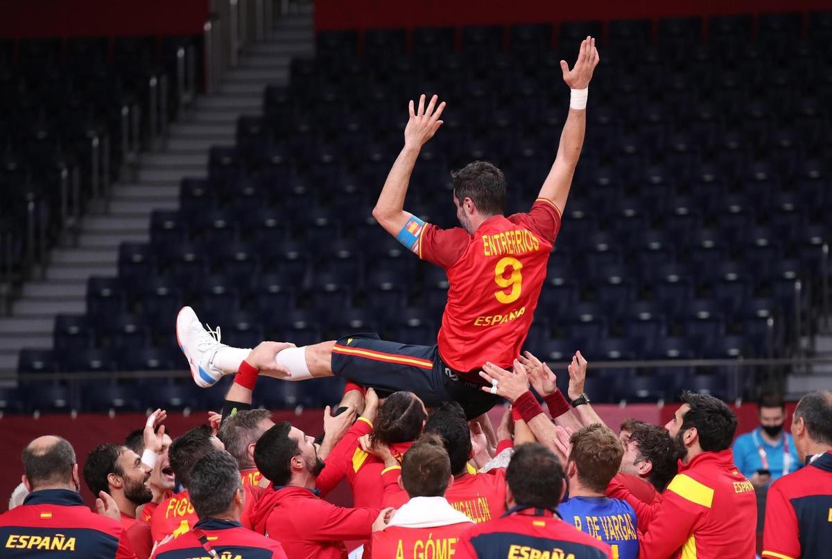 España celebra en un estadio sin público.