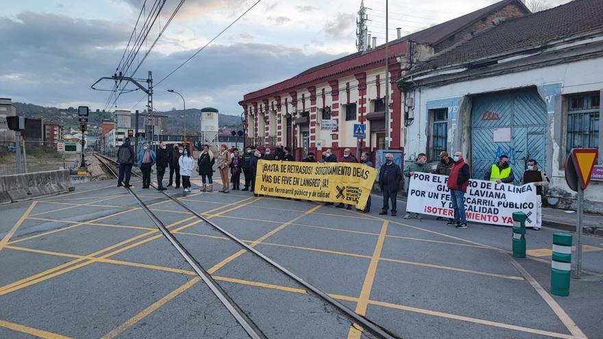 Los vecinos cortan el paso a nivel de Langreo Centro por la demora del ...