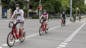 Usuarios de Bicing, por el paseo de Sant Joan de Barcelona